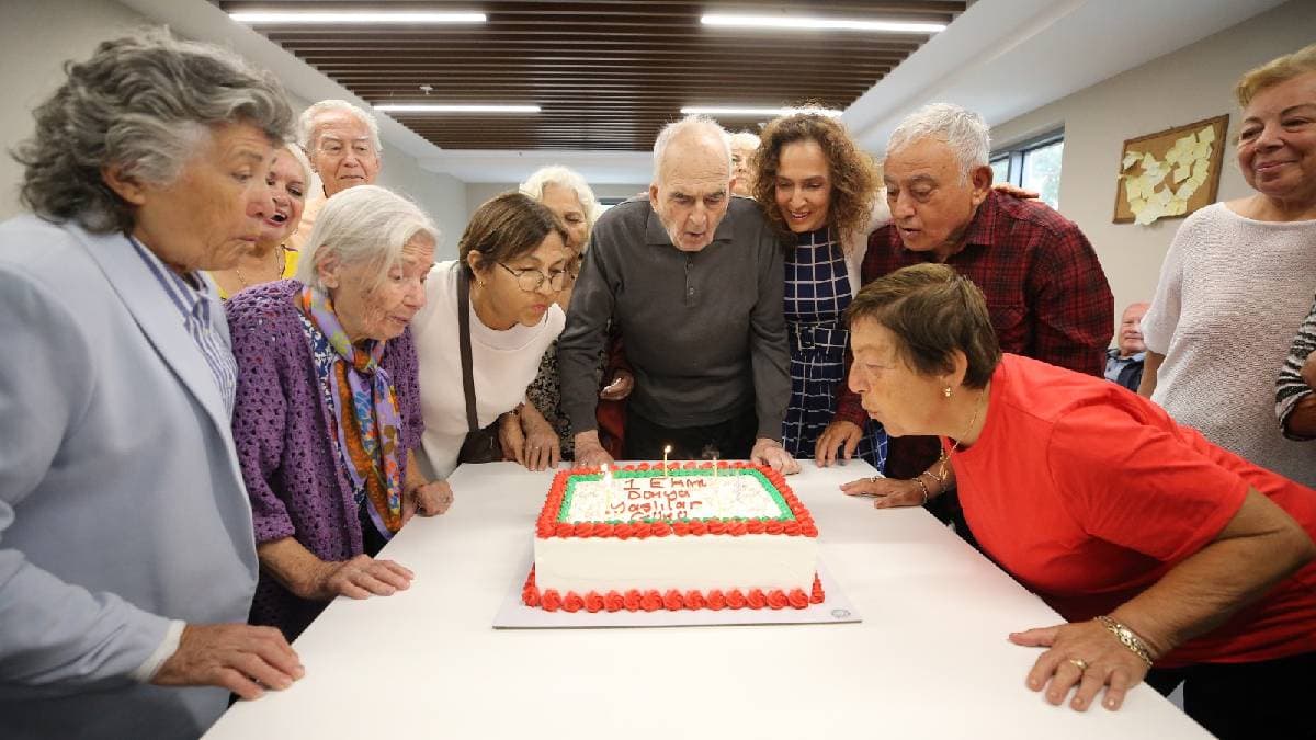 Karşıyaka’da Alzheimer merkezinde yaşlılar için anlamlı buluşma