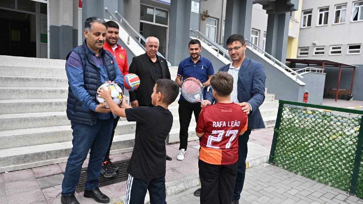 Manisa’da 430 okula çeşitli branşlar için spor ekipmanı desteği