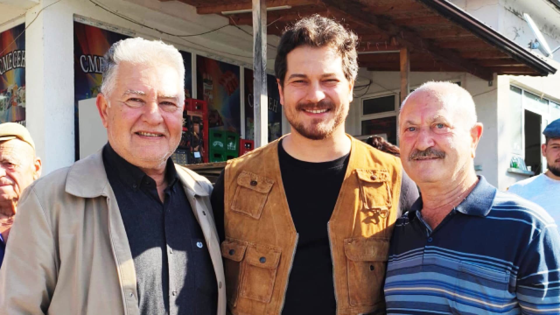 Çağatay Ulusoy, ailesiyle Bulgaristan’daki köyünü ziyaret etti