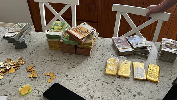 Mersin’deki yolsuzluk soruşturmasında bir adreste döviz ve altın bulundu