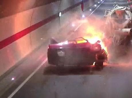 Tünelde feci kaza! Beton mikserine çarpan otomobil takla atıp alev aldı, sürücüsü öldü