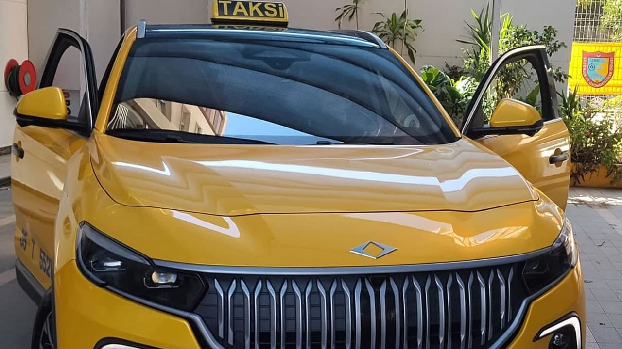 İzmir’de ilk TOGG taksi Behçet Uz Çocuk Hastanesi durağında hizmete başladı