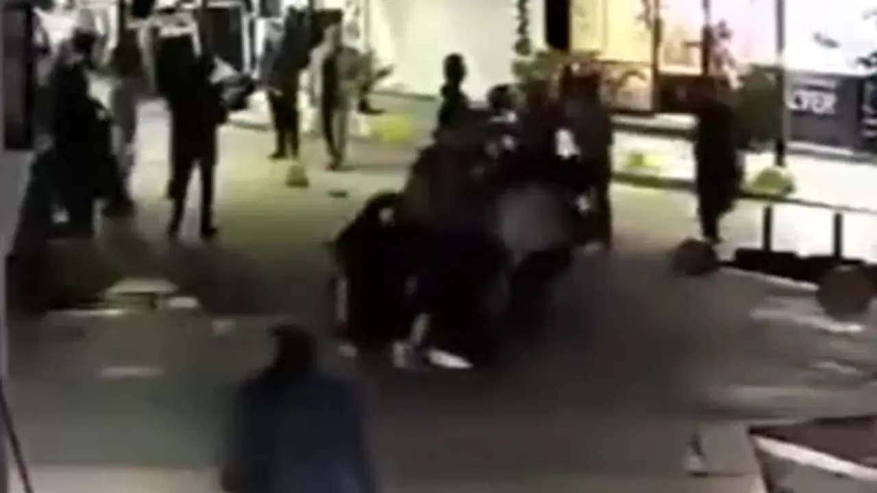 Gölcük’te anne ve kızı cadde ortasında darbedildi, olay kamerada