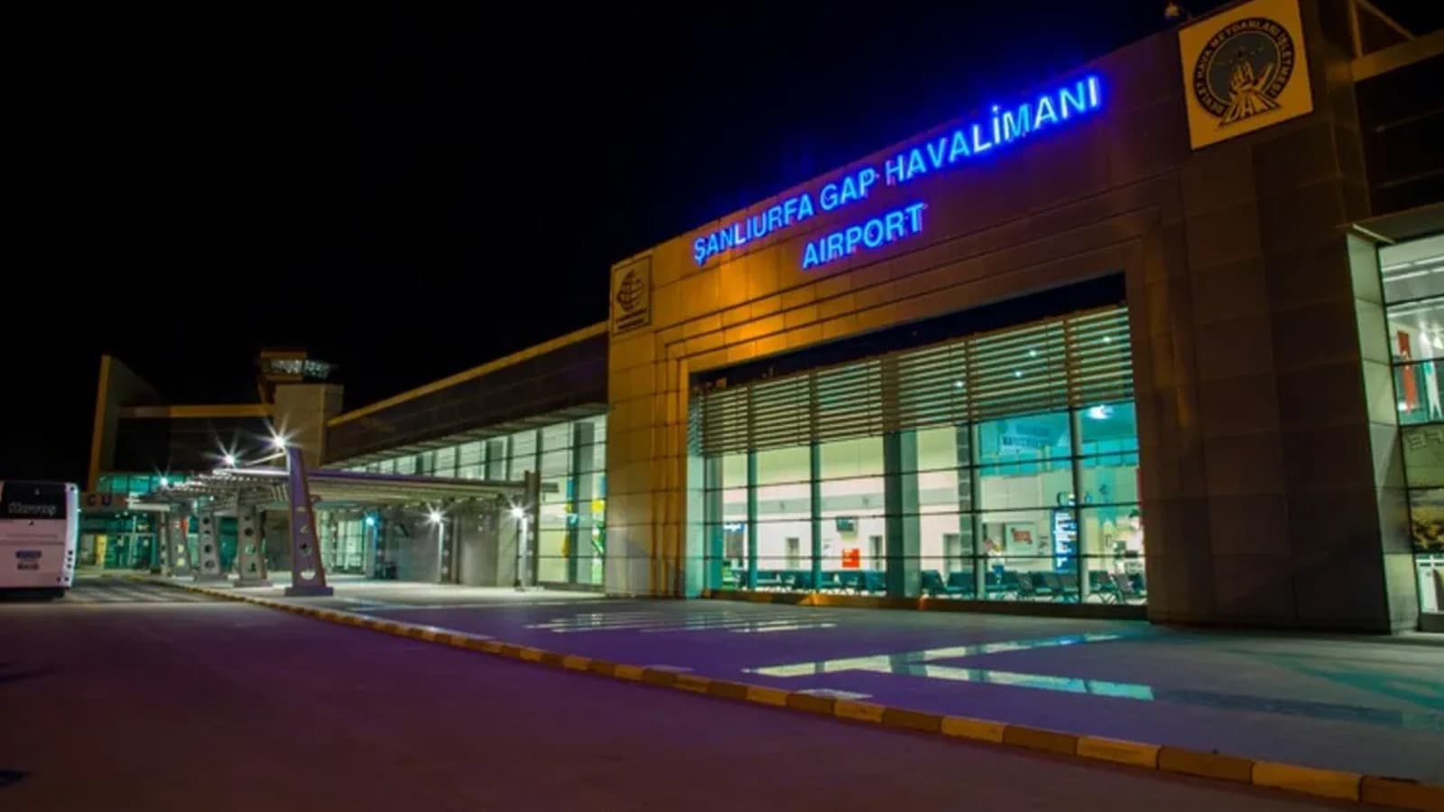 AJet uçağında bomba notu paniği: 143 kişi tahliye edildi