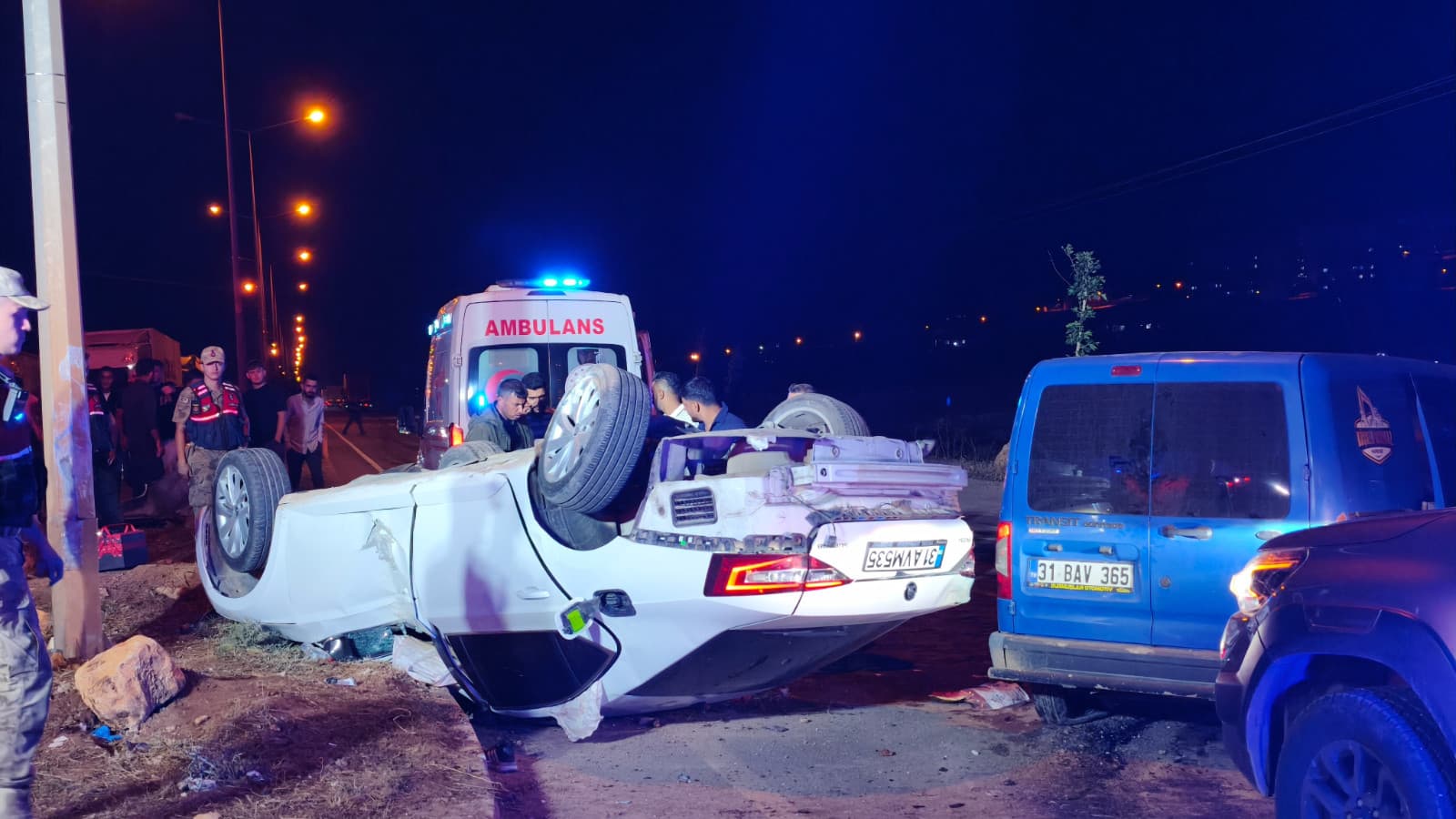 Hatay'da takla atan otomobil iki TIR'ın üzerine uçtu: 6 yaralı