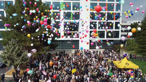 Lösemi tedavisi tamamlanan Hasan için hastane önünde balon etkinliği düzenlendi