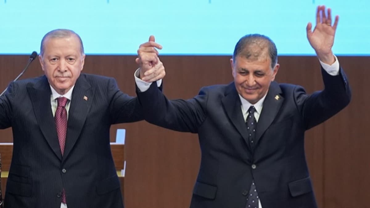 Cemil Tugay AK Parti’ye katıldı: Rozetini Erdoğan taktı