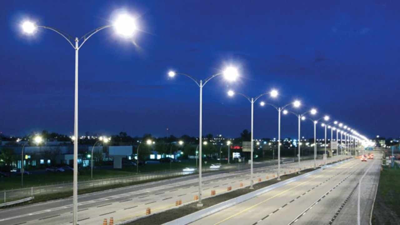 Sokak lambalarını tek tek sökmeye başladılar